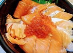 サーモンづくしの素晴らしき一杯「魚丼」の「サーモン家族丼」で至福のひと時