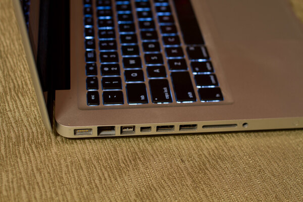 ASCII.jp：アップル新型「MacBook Pro」SDカードスロット復活か