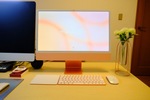アップル新型「iMac」派手な色を選んでも大丈夫