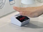 手をかざして約0.5秒で体温を測定誤差±0.2度で測定できる、非接触温度計 「スグッピ」