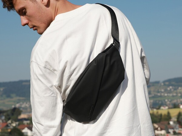 ASCII.jp：コンパクトでも収納力抜群のボディバッグ「niid R0 Chest Bag」