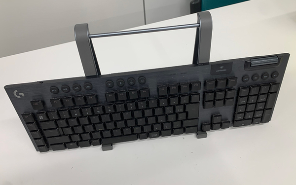 Ascii Jp Pcデスクでの食事休憩に 縦 横置きで使用可能でキーボードを立てかけられてノートpcスタンドにもなる Dn 9160
