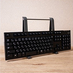 PCデスクでの食事休憩に、縦／横置きで使用可能でキーボードを立てかけられてノートPCスタンドにもなる「DN-916020」