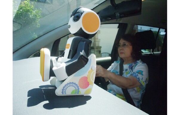 シャープのモバイル型ロボット「RoBoHoN」を活用したドライバーエージェントシステムによる運転行動改善効果を検証する実証実験