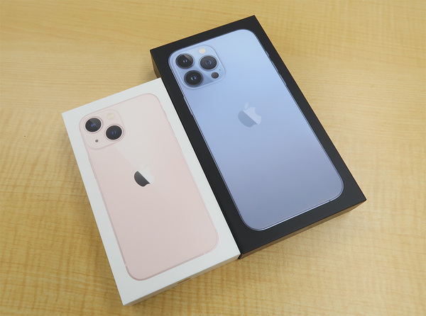 ASCII.jp：2021年の新色、iPhone 13のシエラブルーとピンクを実機で 