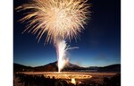 富士山を背景に打ち上げ花火が上がる！　「山中湖アイスキャンドルフェスティバル」開催