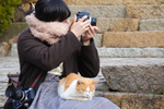 スマホでもデジタル一眼でも寒い冬には温かい猫を抱っこして撮る写真が最高