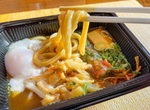 【丸亀製麺】身体の中から温まる「カレーうどん弁当」新発売！ 天ぷら、おかずが付いてお得感◎