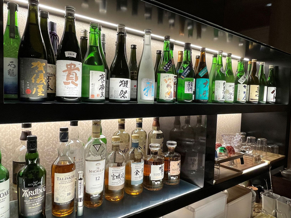 酒呑み天国」の究極は売場内の2つのバーカウンター。まさに