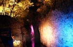 カラフルなLED照明が真名井の滝と柱状節理の峡谷を照らす！　「高千穂峡ライトアップ」開催中