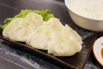 ご飯が進むスタミナ水餃子！「大阪王将」冷凍の肉ニラ水餃子がニンニクマシでパンチある