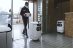 マンション各戸までロボットが荷物を届ける実証実験。日本郵便が目指すサービス共通化の課題