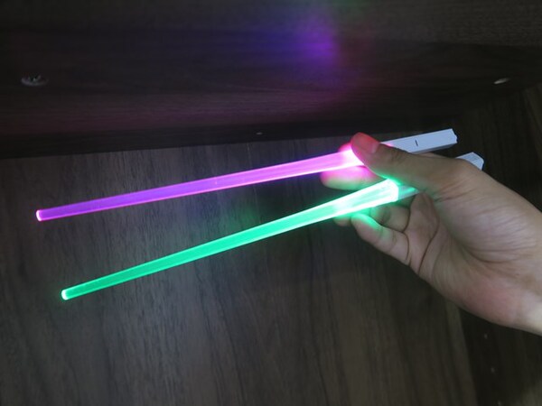 暗闇でも安心！ ゲーマーのための七色に光る「ゲーミング箸 」が登場！ - ASCII.jp
