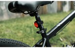 エリーゼジャパン、外観が自転車用リアリフレクターのAirTagバイクマウント「TRACE ステルス AirTag バイクマウント」を発売