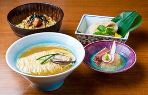 3つの味わいを楽しめる「寿製麺 よしかわ 川越店｣の限定麺