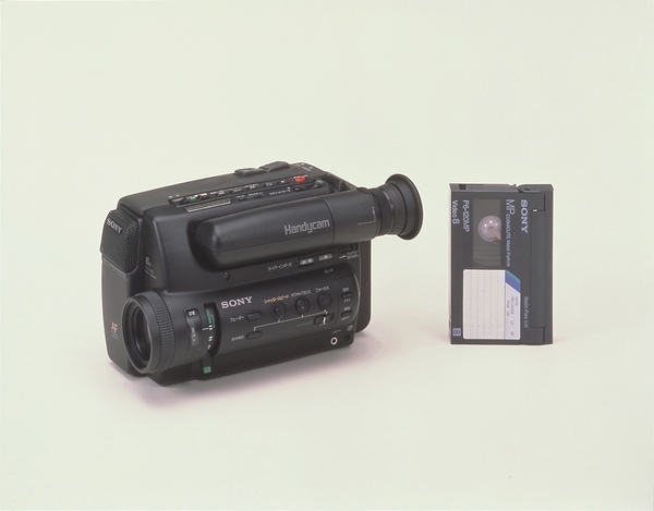ASCII.jp：規格戦争を乗り越えてビデオカメラの小型化に成功したソニー