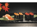 くら寿司「生サーモンと新物うにといくら」フェア！ 3種いくらの食べ比べセットも
