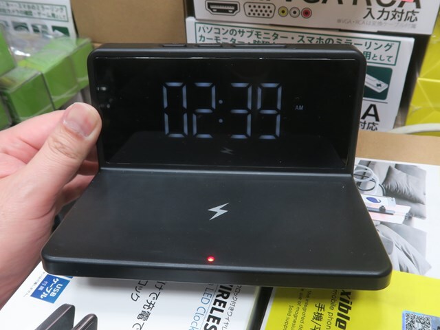 枕元にあると便利なワイヤレス充電器を備えたLEDアラーム