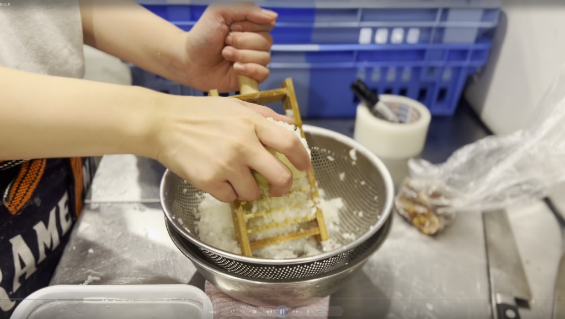 「鬼煮干」の鬼は、トッピングの鬼おろしから。大根を鬼おろしでザクふわ触感に