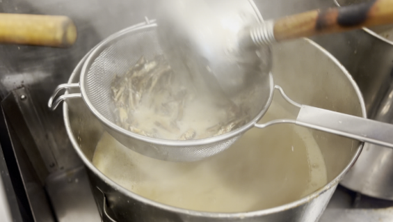 豚骨スープに煮干しを足す、足し算のラーメン