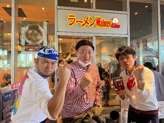 ラーメンファンとの写真撮影サービスも全力の生田大将と田中さん