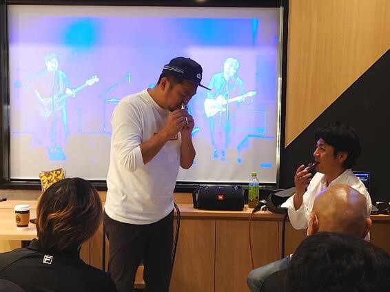 田中さんに渡されたカズーを鼻で演奏する生田さん。お約束のショット(笑)