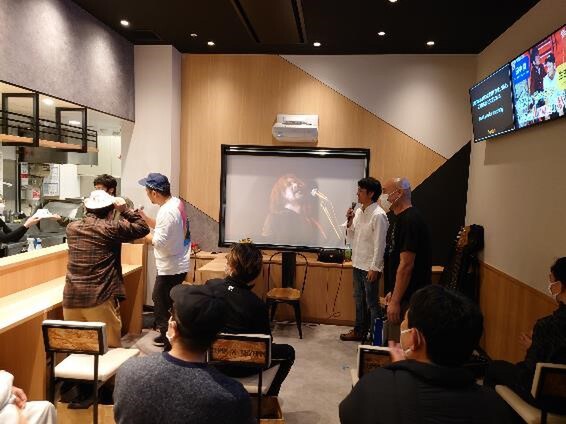 最後は勝ち残った二人に丼をプレゼント