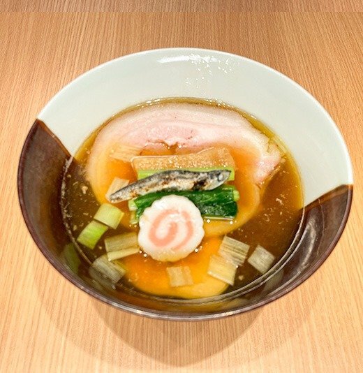 白・黒の出汁から選べる限定「伊吹いりこの中華そば 鶏1 豚2」(写真は白)