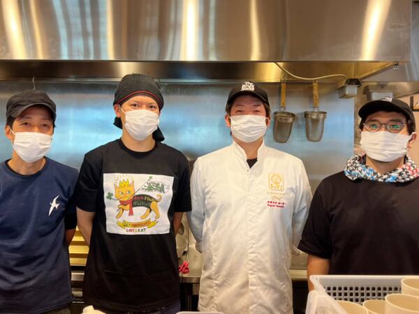岩本店主とスタッフの皆さん。感動の6日間をありがとうございます!