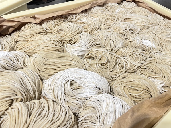 メインの黒出汁、白出汁に合わせる麺は、国産小麦6種を使用した自家製麺