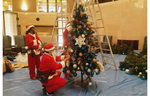 サンタさんの臨時出勤⁉　ホテルの巨大クリスマスツリー設営に潜入！