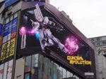 新宿にνガンダムが出現！『GUNDAM EVOLUTION』の3D映像を放映中