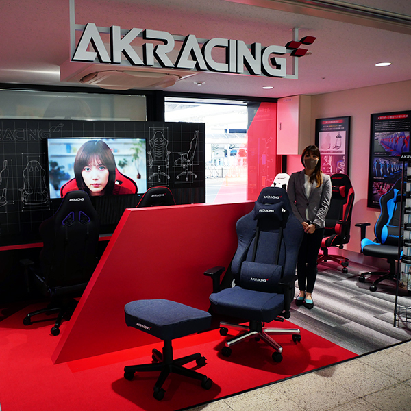ASCII.jp：搭乗前に座って試そう！ AKRacingの直営アンテナショップが 