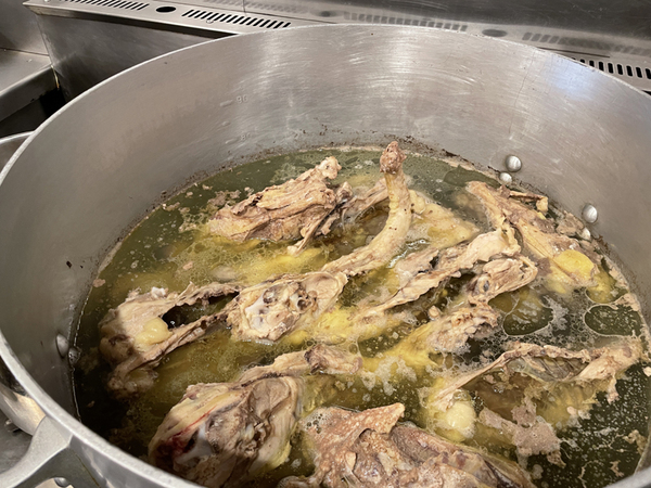 名古屋コーチンと比内鶏を寸胴でじっくり炊いた動物系の出汁