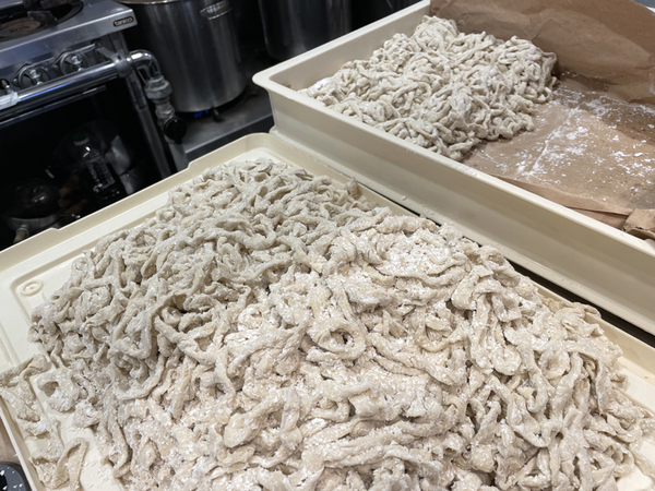 毎日、川越店で打つ自家製麺は、スープに合わせて十麺十色