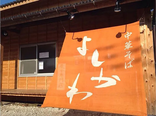 『寿製麺 よしかわ』創業の上尾店。カウンター、4人掛けテーブル席含め20席