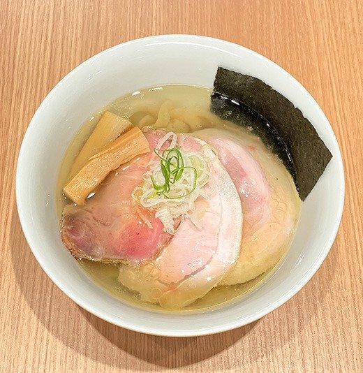 「中華そば 塩」。通常の岩手県産のこだわりポークにやんばる豚チャーシューものった特別バージョン