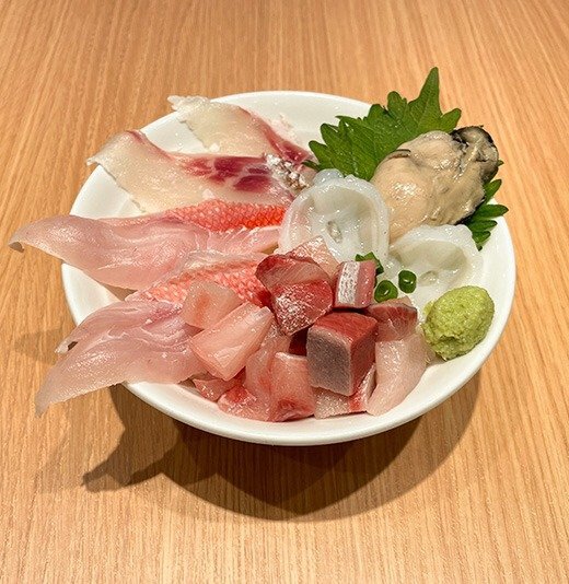牡蠣や金目鯛など限定うみのそば用の魚介はもちろん、海鮮丼用の魚も大量に捌かれていく