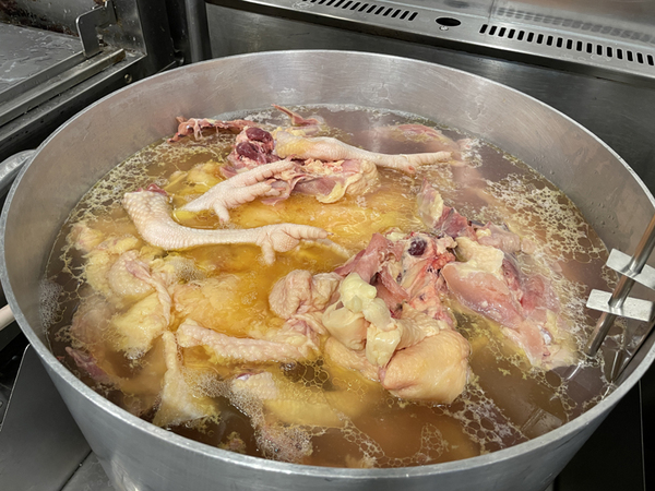 鶏と水で炊き上げる、思い出深い鶏100%スープ