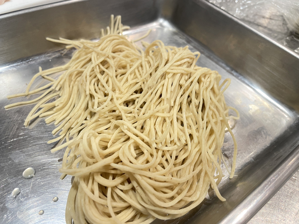 「鶏と水 塩」に使用した鈴木店主渾身の麺。2018年に自家製麺を始めてから日々進化中