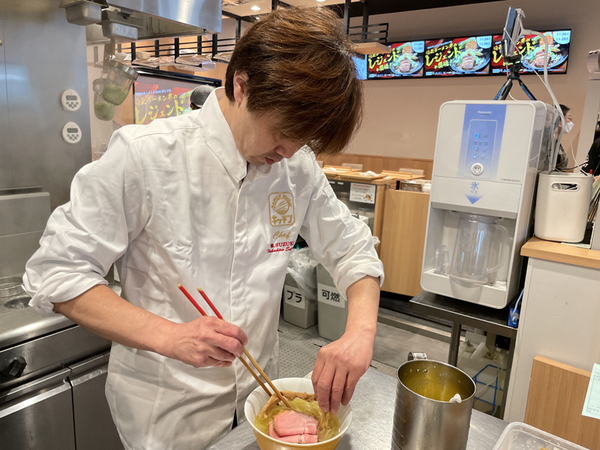真剣にラーメンに向き合い、「鶏と水 塩」を一杯一杯丁寧に仕上げていく鈴木店主