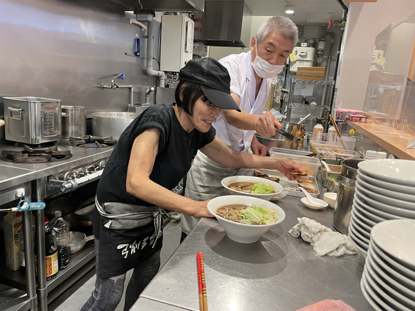 骨折で一段と小さくなった女将だが、厨房に立つ姿はラーメンファンにパワーをくれる“みさえちゃん”だ