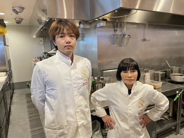 『麺家うえだ』女将・上田みさえさん(右)と、『麺.SUZUKi』店主・鈴木貴弘さん