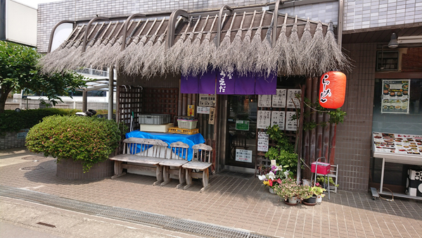 『麺家うえだ』。東武東上線志木駅から徒歩8分。ほうきの庇がひときわ目立つ、趣ある店構え