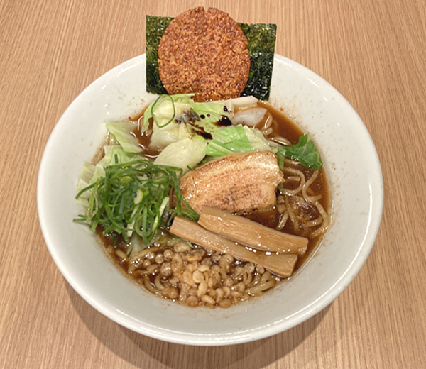 師匠が作る看板メニュー「焦がし醤油らーめん」。人気の味は今も健在!