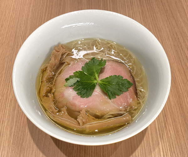 弟子の鈴木店主は、『麺.SUZUKi』の人気メニュー「鶏と水 塩」を提供
