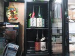 一升瓶を12本縦置き！ 日本酒のための専用冷蔵庫「俺の酒蔵 朝霧」が発売　アキバで展示中