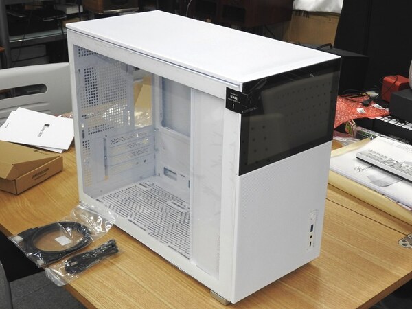 ASCII.jp：フロントに8型液晶を搭載するPCケースがJONSBOから登場