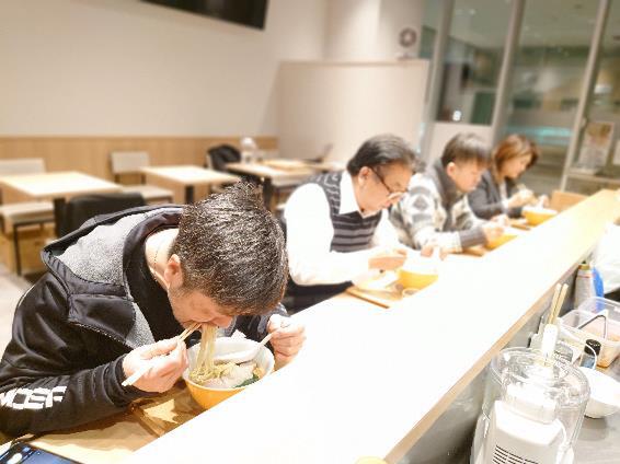 『百麺』宮田朋幸店主をはじめ錚々たるメンバーが、藤橋店主渾身のラーメンを最終チェック