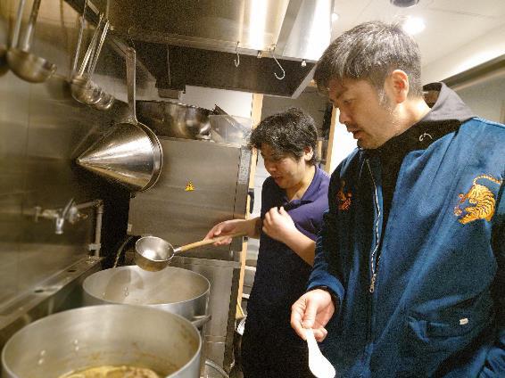 厚い信頼関係で結ばれた宮田店主と、スープの仕上がりを確認
